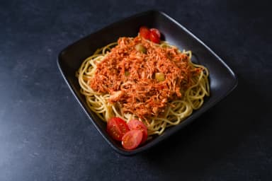Pasta with chicken toughed in neapolitan sauce