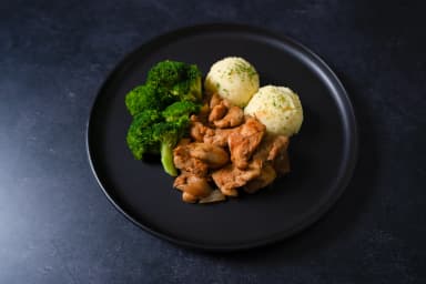 Stir-fried chicken with mashed potatoes and broccoli